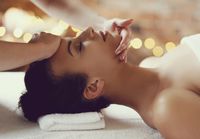afroamerikanerin-die-eine-entspannende-massage-am-spa-erhaelt